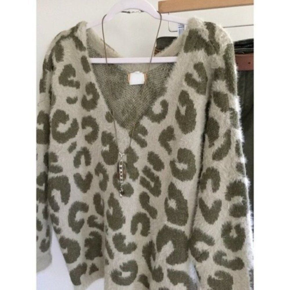 LEOPARD Print Sweater - Picture 9 of 10
